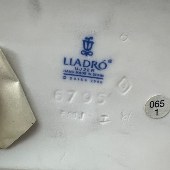 Lladro Figurine My Favorite Place #6795 Boy W/ Teddy Bear in Toy Chest - Picture 9 of 16